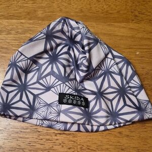 Skida Women's Geometric Print Beanie in Light Pink and Gray